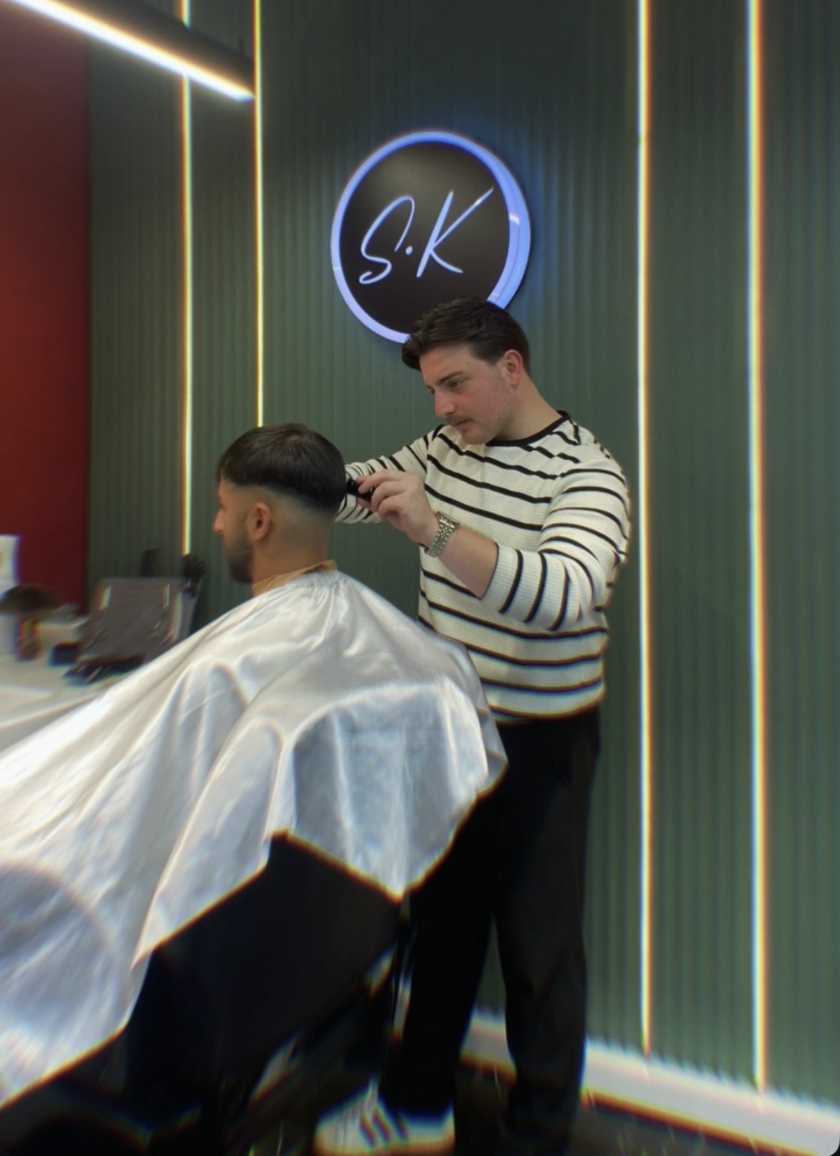 Gentleman's Cut usta berberi saç kesimi yaparken - 15 yıllık deneyim