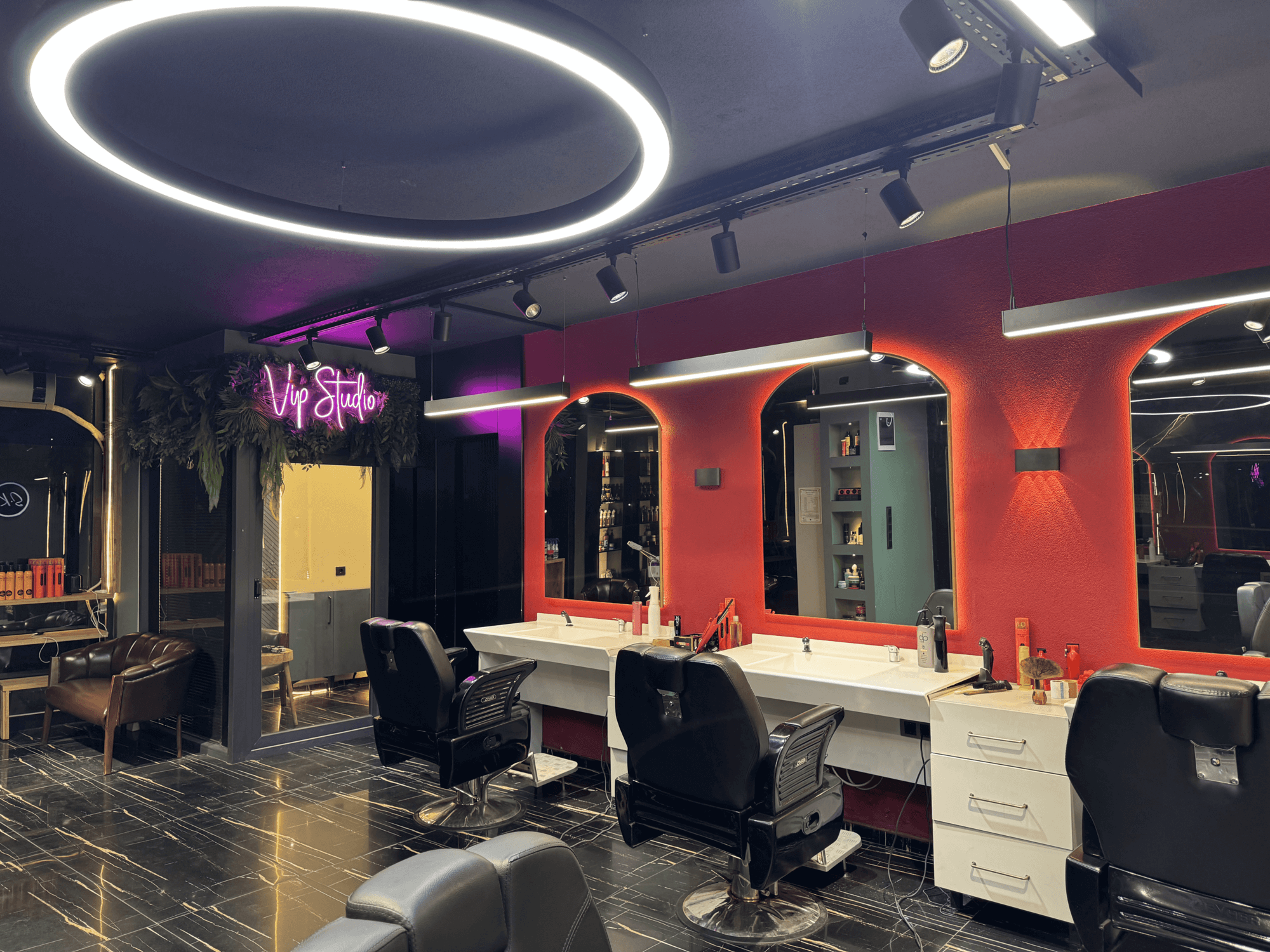 Gentleman's Cut profesyonel erkek kuaförü İstanbul - Modern berber salonu iç mekan